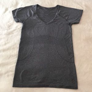 Lululemon Swiftly Tech V-Neck Short Sleeve top EUC